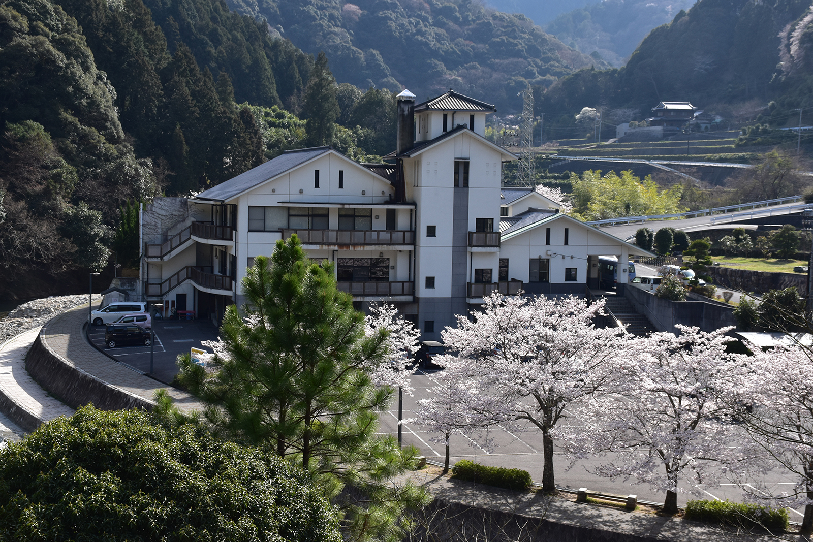 鈍川せせらぎ交流館の外観